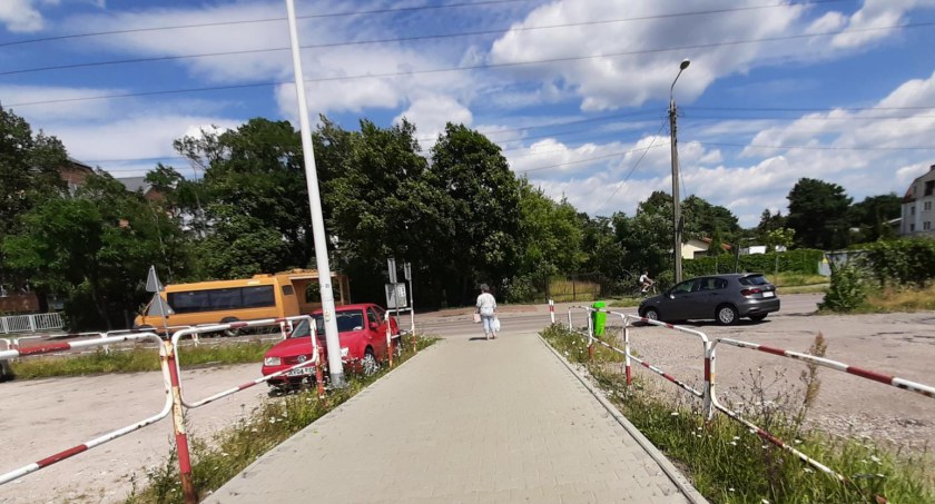 Otwock, ul. Warszawska - brak przejścia dla pieszych od stacji PKP