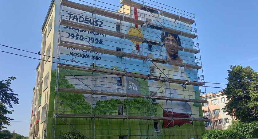 Powstający mural w Otwocku przy ul. Sportowej 8