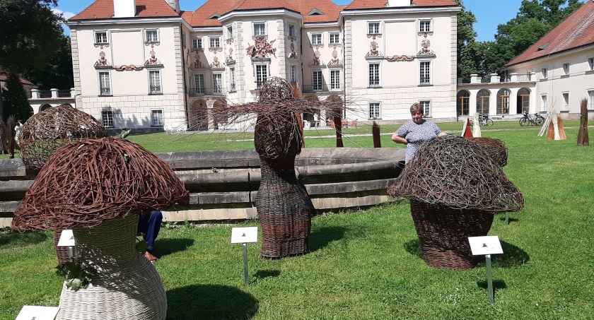 Na zdjęciu: w Muzeum Wnętrz w Otwocku Wielkim organizowanych jest wiele ciekawych wydarzeń kulturalnych dla dorosłych i dla dzieci. Jednym z nich był Park Art, Grzybobranie (lipiec 2021 r.) 