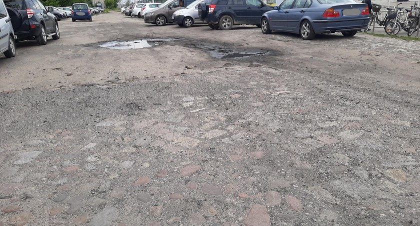 Na zdjęciu parking przy stacji PKP Otwock