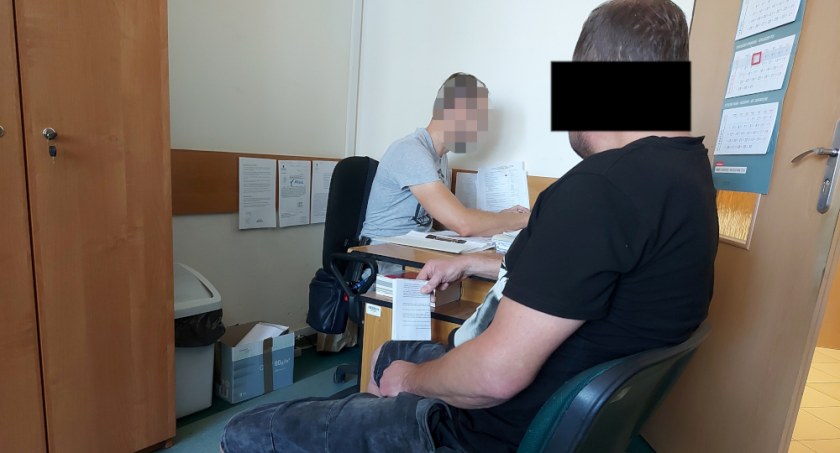 Czynności z zatrzymanym/ fot. Komenda Powiatowa Policji w Otwocku
