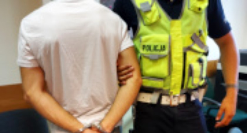 Policjant z 33-latkiem/ fot. Komendy Powiatowa Policji w Otwocku