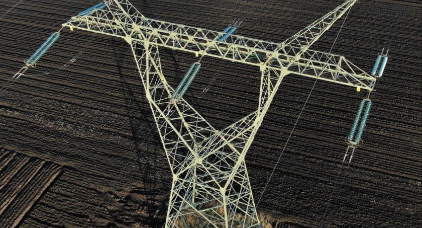 Na zdjęciu słup linii 400 kV
