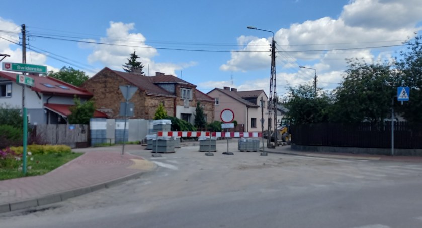 Wjazd na ul. Kościelną od strony ul. Świderskiej/ zdj. z końca czerwca br.