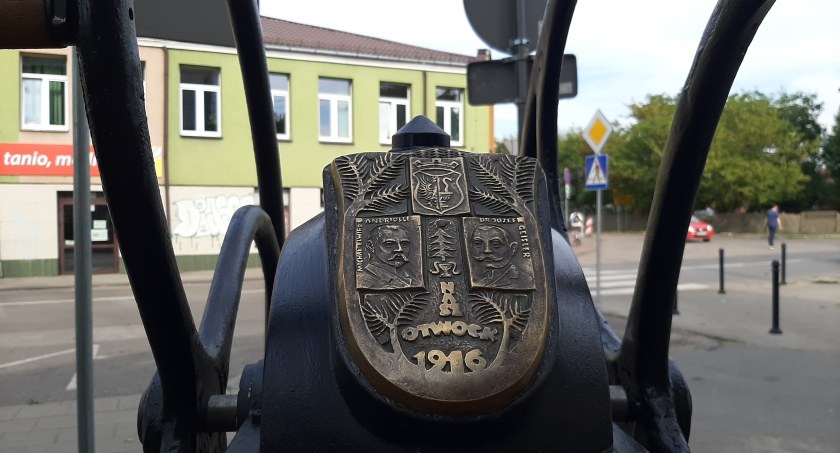 Na zdjęciu: replika przedwojennej pompy kołowej na skwerze Pamięci Żydów Otwockich