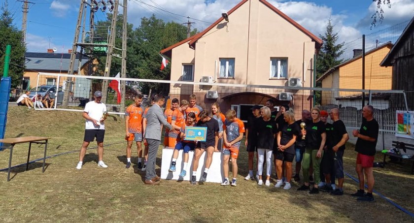 na zdj. wręczenie nagrody głównej, czeku o wartości 1 tys. zł, laureatom, czyli drużynie GOK w Celestynowie/ fot. Facebook - Michał Rudzki - burmistrz Karczewa