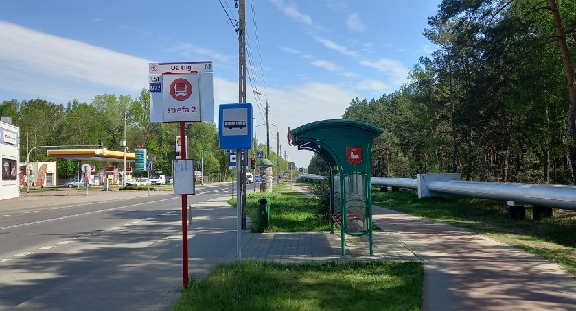 Dotychczas autobus linii L51 zatrzymywał się na przystanku widocznym na zdjęciu, od 11.09 zajedzie także na pętlę Osiedle Ługi