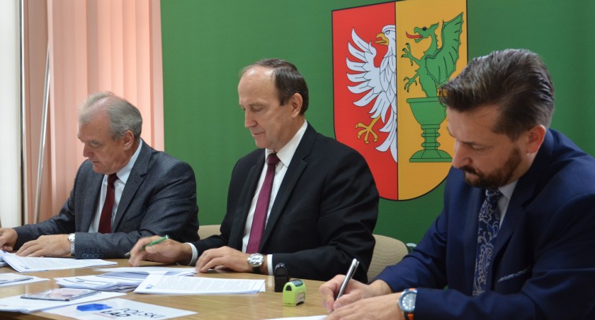 Na zdjęciu od lewej: Jerzy Stocki, Krzysztof Szczegielniak i Paweł Zawada. Fot. Powiat Otwocki