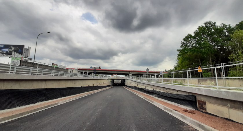 Bezkolizyjny przejazd Warszawa-Mińsk Mazowiecki na węźle Warszawa Wschód w Zakręcie. Zdjęcie z czerwca 2022