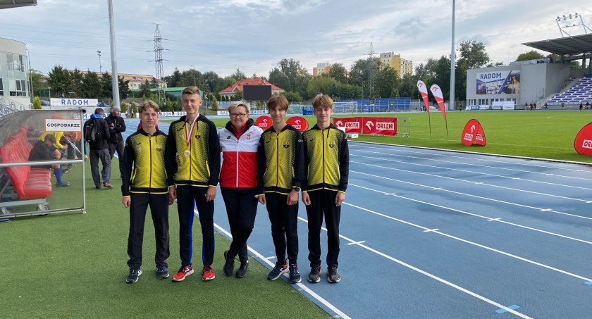 Reprezentanci OKS Start (na zdjęciu z trenerką Bożeną Dziubińską) na Mistrzostwach Międzywojewódzkich U16 w Lekkiej Atletyce w Radomiu (wrzesień 2022)