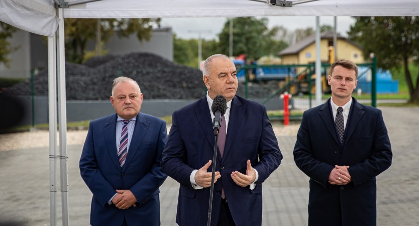 Na zdjęciu minister Jacek Sasin w Otwocku. Z prawej prezydent Jarosław Margielski.  Fot. Ministerstwo Aktywów Państwowych