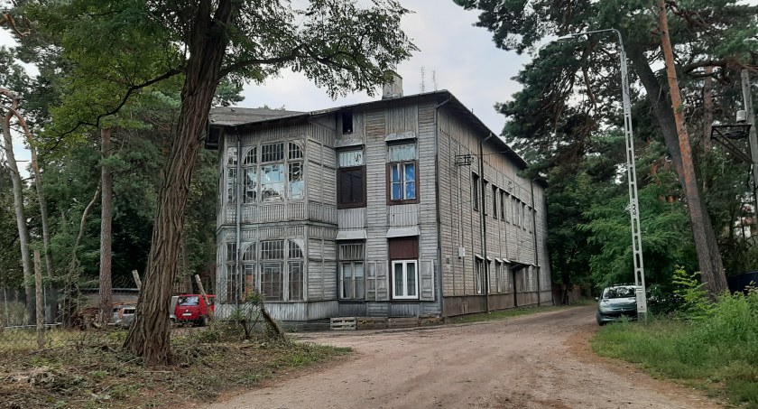 Na działkach obok świdermajera na zdjęciu, mają stanąć trzypiętrowe bloki