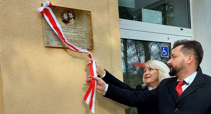 Na zdjęciu Eliza Trzcińska-Przybysz i Paweł Zawada odsłaniają tablicę Bronisławy i Kazimierza Dłuskich na budynku SOSW nr 1 w Otwocku. Fot. FB.com/soswotwock
