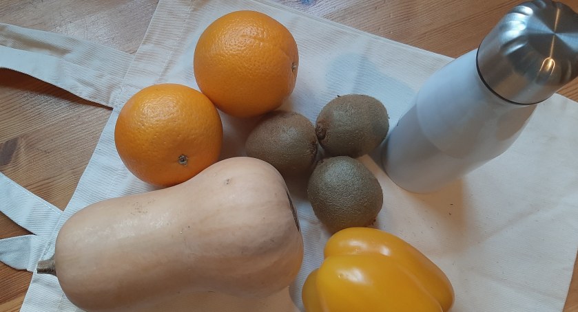 Na zakupy weź materiałową torbę, a na gorący napój na wynos - własny termos