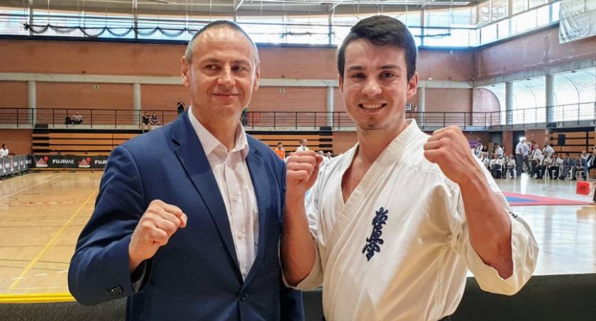 Szymon Olpiński z trenerem Pawłem Juszczykiem. Fot. archiw. KSW Bushi