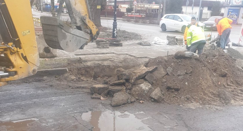 Na zdjęciu: roboty przy zmianie przejścia dla pieszych, a roboty na jezdni stoją...