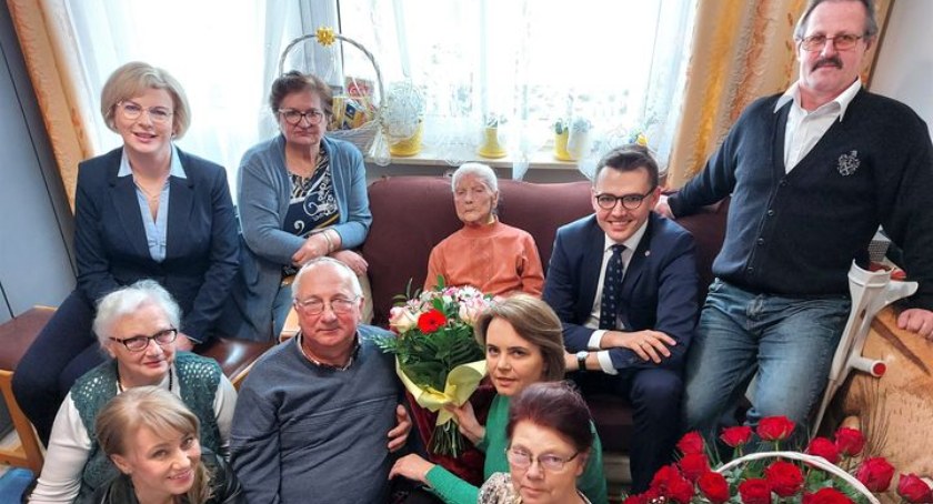 Na zdj. odwiedziny przedstawicieli Urzędu u jubilatki i jej rodziny; Facebook/ Gmina Karczew