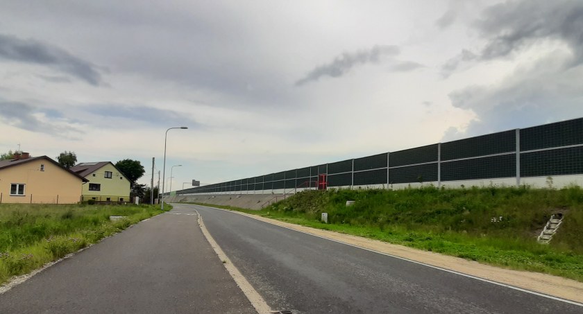 Ekrany akustyczne w Wólce Mlądzkiej nie wystarczająco chronią przed hałasem. Fot. archiwum