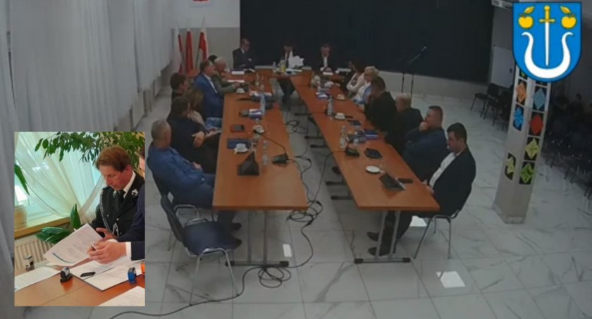 Na zdj. radny gminy Sobienie-Jeziory Mirosław Kabala (fot. Facebook/ Kamil Choim - Wójt Gminy Sobienie-Jeziory); screen z sesji Rady Gminy (YouTube/ Gmina Sobienie-Jeziory)