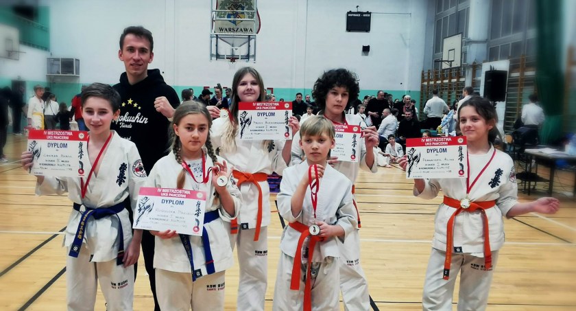 Zawodnicy KSW Bushi z medalami Turnieju UKS Pancerni w Kumite. Fot. KSW Bushi