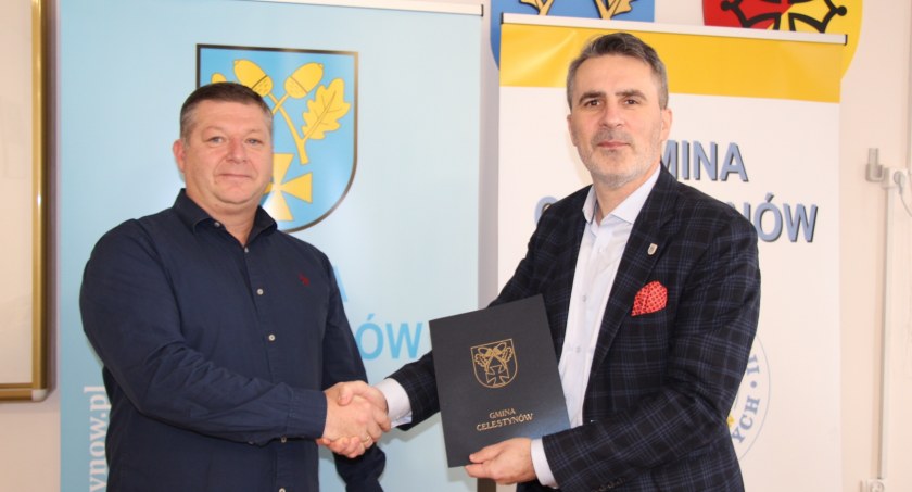Podpisanie umowy na budowę drogi Dyzin-Glina. Fot. FB.com/UrzadGminyCelestynow
