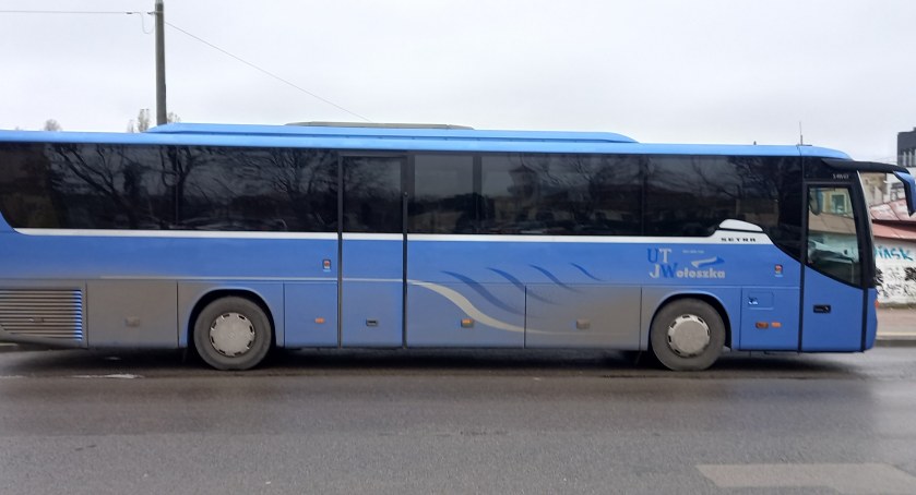 na zdj. autobus UTJ Wołoszka na przystanku na ul. Orlej w Otwocku