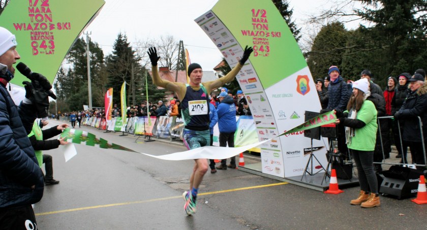 Krystian Zalewski na mecie 43. Półmaratonu Wiązowskiego