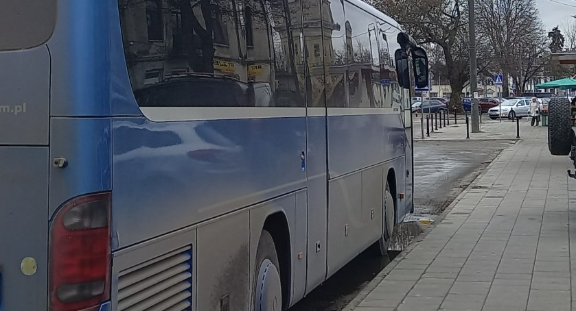 na zdj. autobus UTJ Wołoszka na przystanku na ul. Świderskiej w Otwocku