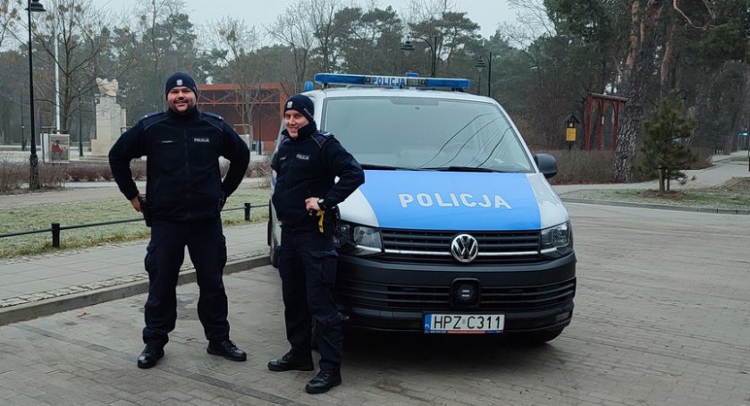 Otwoccy policjanci st. sierż. Paweł Stachniak i sierż. Igor Kałaska. Fot. KPP Otwock.
