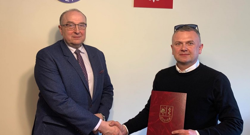 Burmistrz Józefowa przekazuje nominację Tomaszowi Cymermanowi. Fot. FB.com/MarekBanaszek.Burmistrz