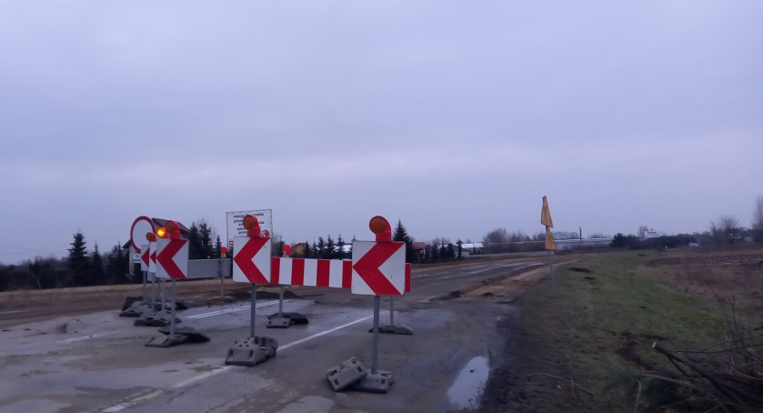 na zdj. fragment DW801, widok od strony skrzyżowania w Sobiekursku