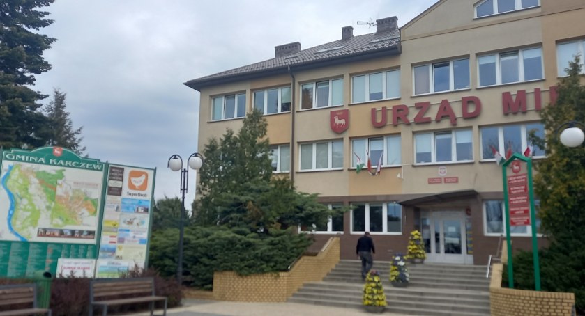 na zdj. Urząd Miejski w Karczewie