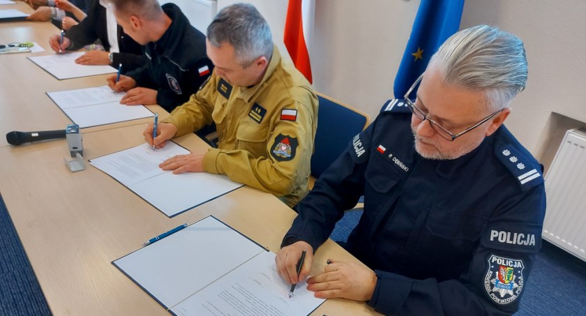 Na zdj. od prawej komendanci powiatowi policji i straży: inspektor Przemysław Dębiński i bryg. Michał Gigoła. Fot. KPP Otwock (