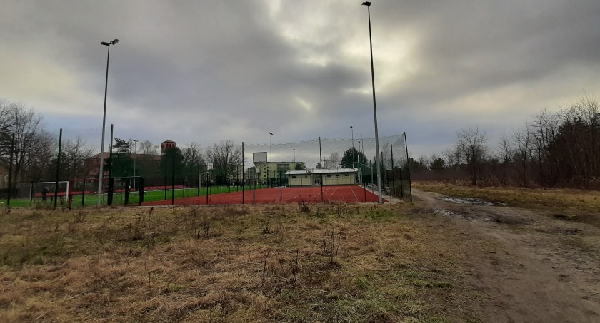 Pumptrack powstanie na działce obok kompleksu sportowego na os. Ługi. Zdjęcie archiwum