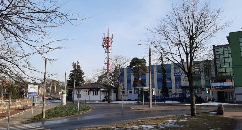 Otwock. U zbiegu ulic Powstańców Warszawy, Orlej i Armii Krajowej powstanie rondo. Zdjęcie archiwalne