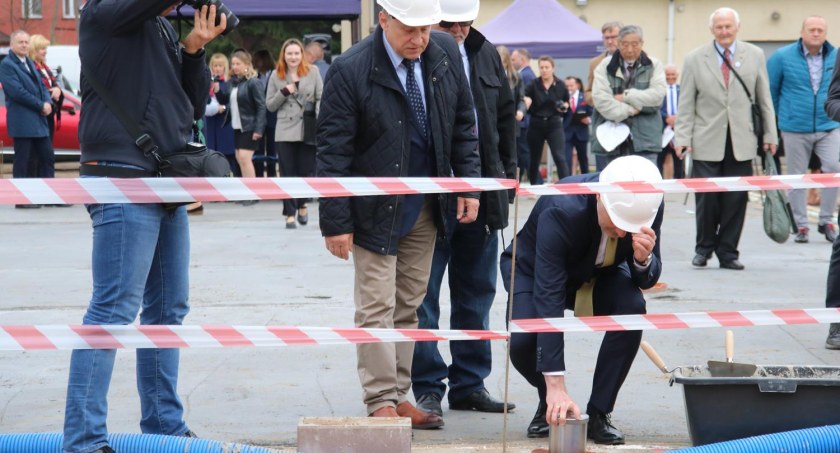 Kamień węgielny pod pod rozbudowę SP w Starej Wsi wmurowany. Fot. Andrzej Kamiński