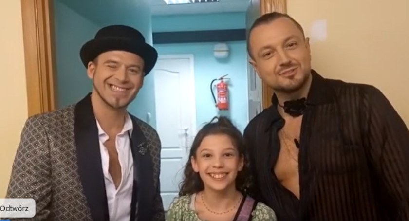 Karina Pietryka oraz Tomasz Lach i Aleksander Milwiw-Baron z zespołu Afromental; zrzut ekranu, Facebook/ Szkoła Podstawowa nr 4 im. Józefa Piłsudskiego w Otwocku