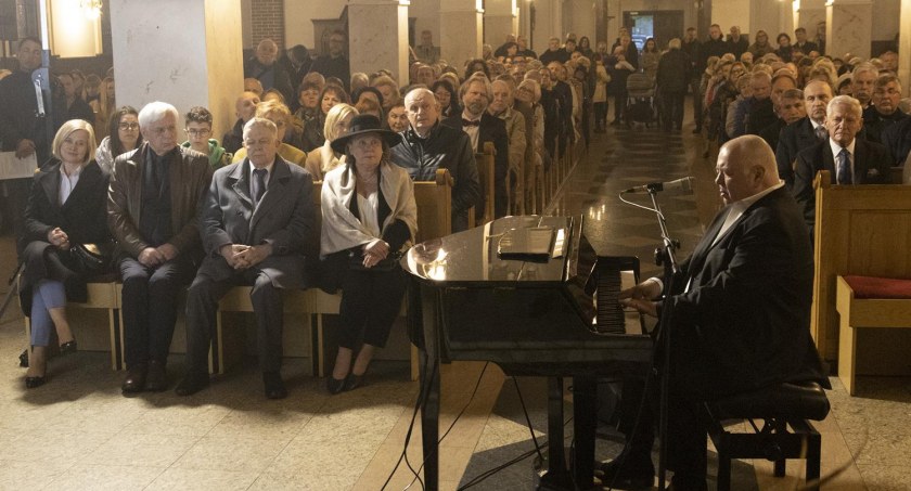 Na zdjęciu Stanisław Soyka podczas koncertu w kościele w Józefowie 6.05.2023. Fot. PR