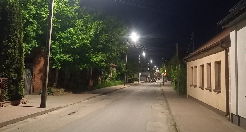 Lampy na ul. Bielińskiego w Karczewie/ fot. Facebook - Michał Rudzki - Burmistrz Karczewa