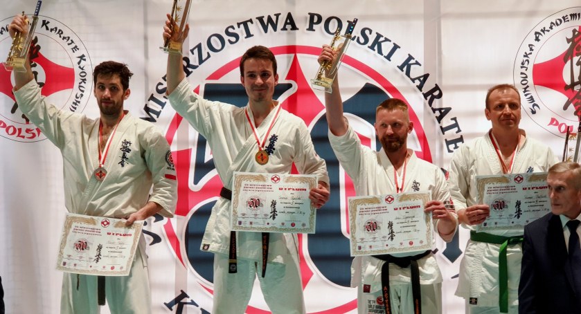 Na zdjęciu (w środku) Szymon Olpiński 