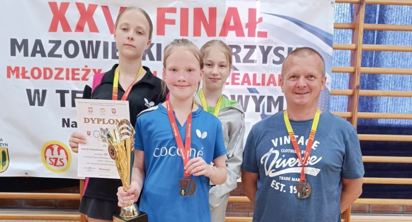 Medalowa drużyna SP Wiązowna razem z trenerem. Fot GKTS Wiązowna