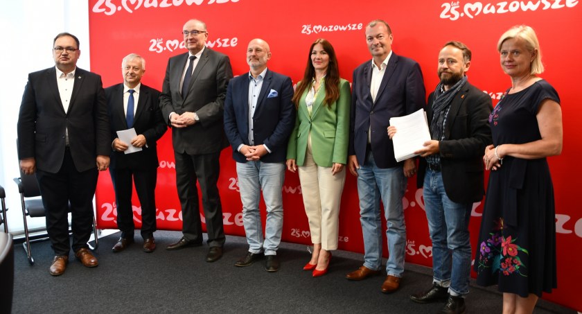 Podpisanie porozumienia w sprawie DW 801. Fot. UMWM