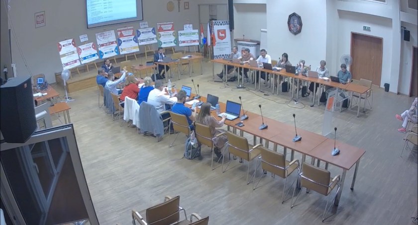 Sesja Rady Miejskiej w Karczewie/ źródło: posiedzenia.pl