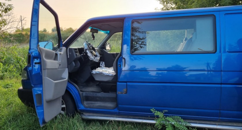 Volkswagen odnaleziony przy drodze koło Mińska Maz. Fot. KPP Otwock