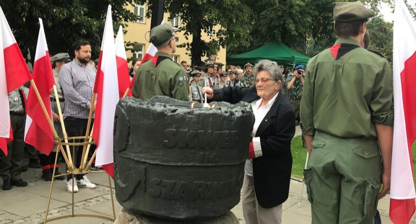 Otwock. Skwer Szarych Szeregów Zapalenie znicza ku pamięci Powstania Warszawskiego