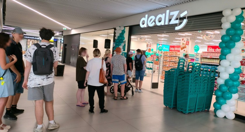 Na zdjęciu: klienci czekają na otwarcie nowego sklepu Dealz w Galerii Kupieckiej, w Otwocku