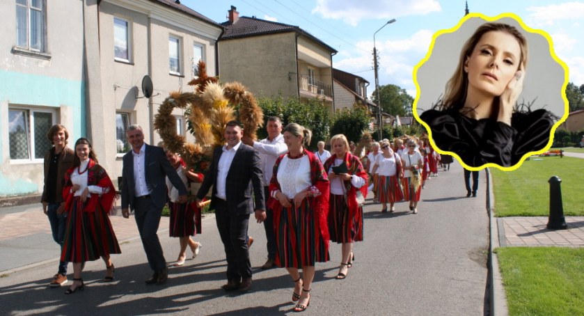 Korowód dożynkowy w Kołbieli jest zawsze okazały (fot archiwum). Halina Mlynkowa będzie gwiazdą 27 sierpnia