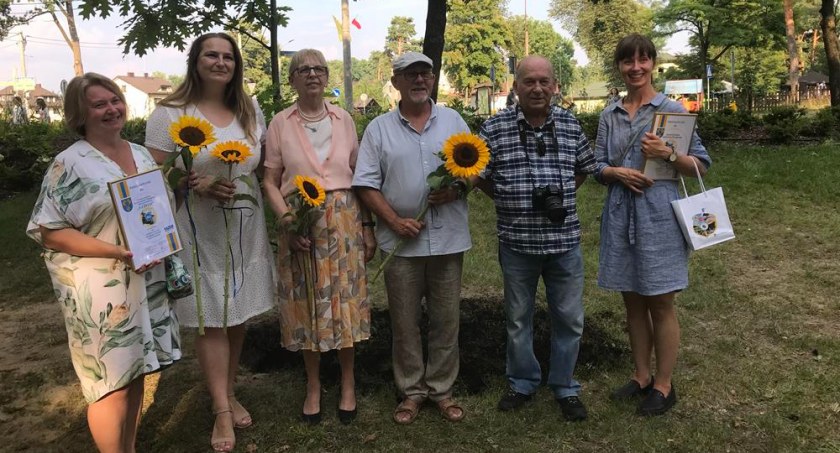 Przedstawiciele NGO0sów z gminy Celestynów przy pamiątkowym dębie