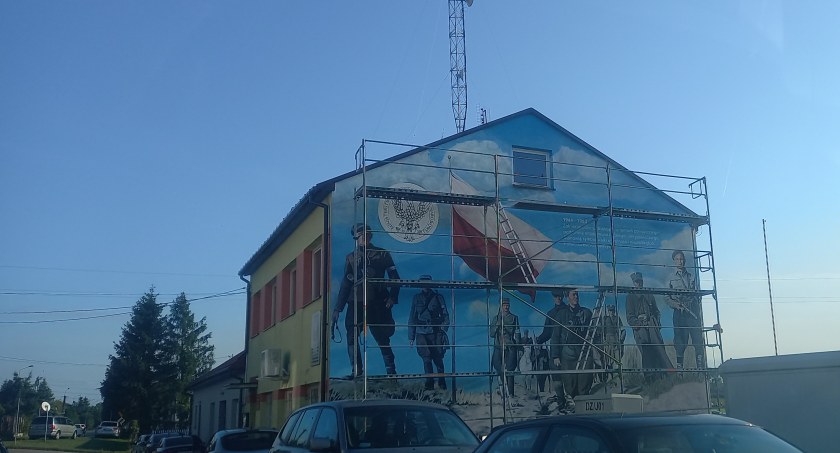 Mural na budynku świetlicy, od strony placu zabaw, zdjęcie z 27 sierpnia br.