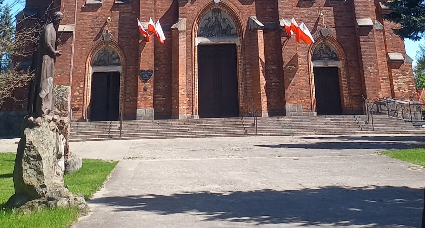 Środki będą przeznaczone m.in. na wymianę nawierzchni wokół kościoła pw. św. Andrzeja i Bartłomieja w Osiecku; fot. archiwum